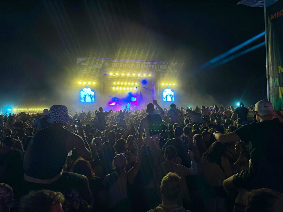 Full house for HBz - the party is on.