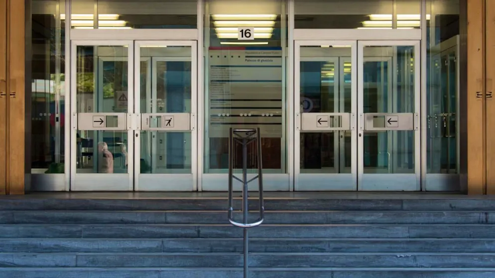 Wollte Jugendlichen nach eigener Aussage mit Massagen gegen Stress helfen: Der verschiedener Sexualdelikte angeklagte Priester hat am Donnerstag in Lugano vor Gericht ausgesagt. (Archivbild)