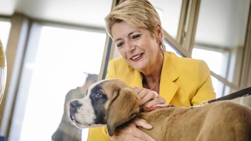 La presidente della Confederazione Karin Keller-Sutter ha una passione per i cani.