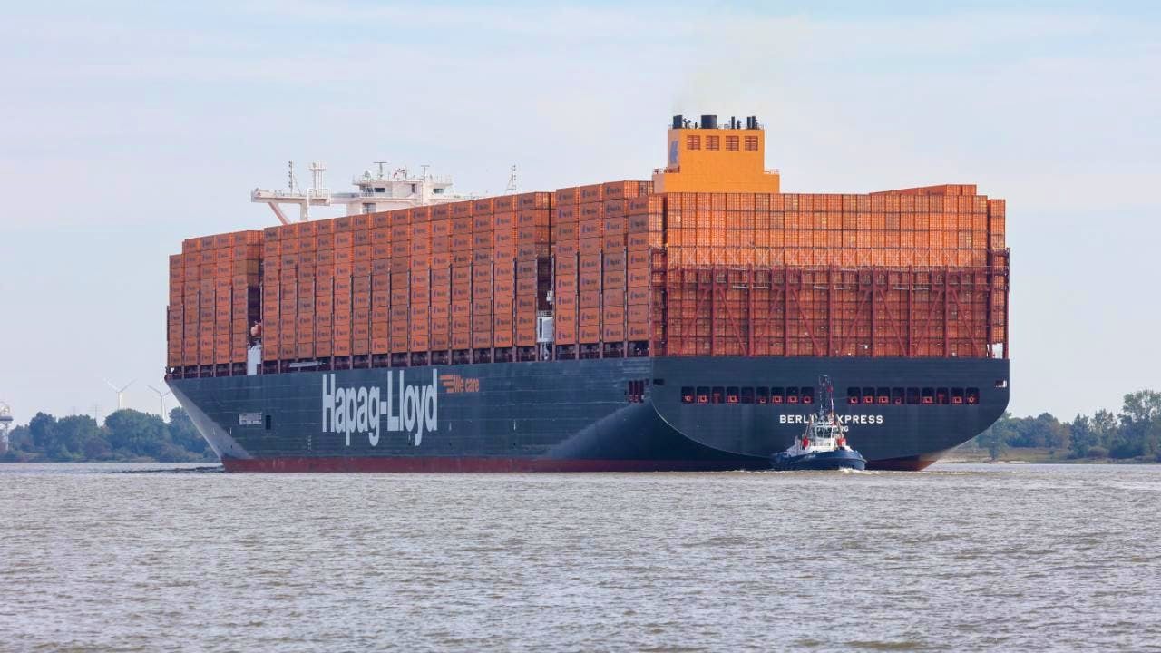 Transportation. Hapag-Lloyd shipping company's profit collapses