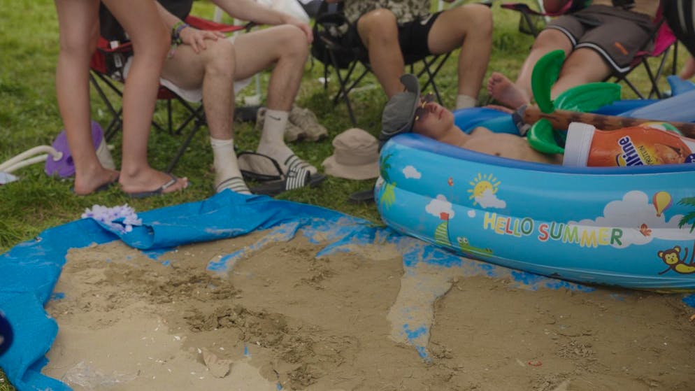 Rimini exported to Valais. Music fan builds a sandy oasis of well-being for his friends