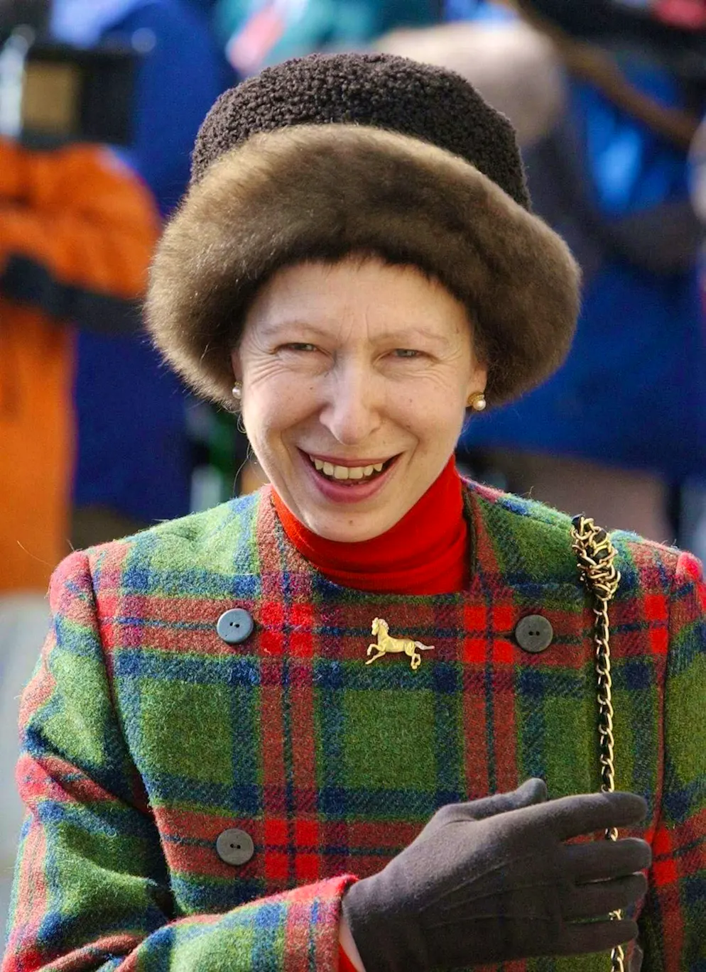 La principessa Anna: l'anti-trendsetter per eccellenza. Marzo 2004: il motivo tartan, che originalità per una principessa britannica.
