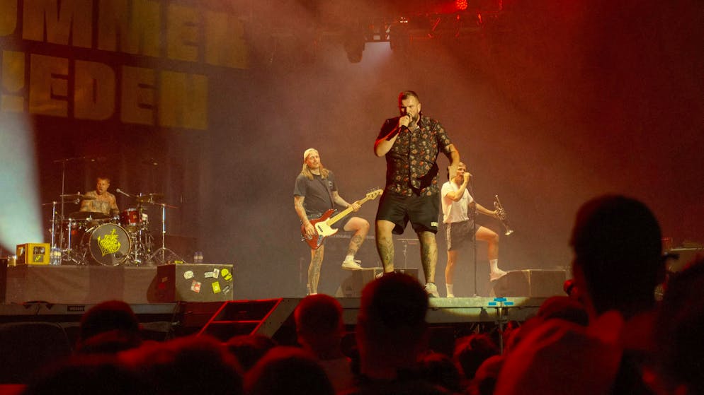 "Fuck, you look awesome ... Gampel!": Jan "Monchi" Gorkow from Feine Sahne Fischfilet seems to love Valais.