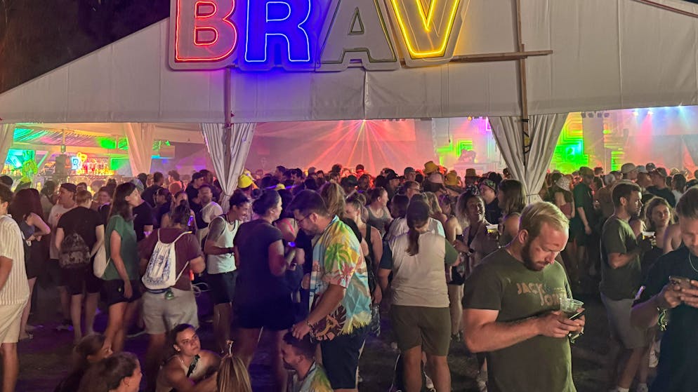 Ruhe vor dem Sturm: Festivalbesucher*innen heute Abend im Bravo-Zelt.