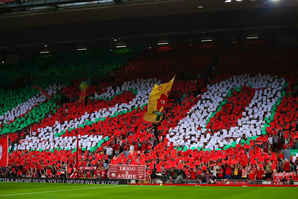 Moving moment before kick-off: Liverpool fans commemorate Diogo Jota and his brother André Silva with choreography.