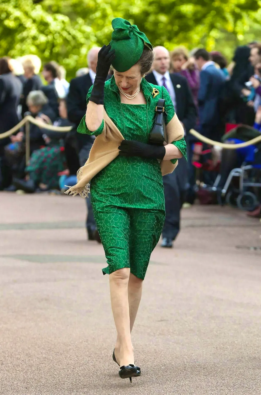 La principessa Anna: l'anti-trendsetter per eccellenza. Il matrimonio di Eugenie nell'ottobre 2018, verde abete, un fascinator minacciato dal vento... e lo shock finale: un ginocchio reale rivelato.