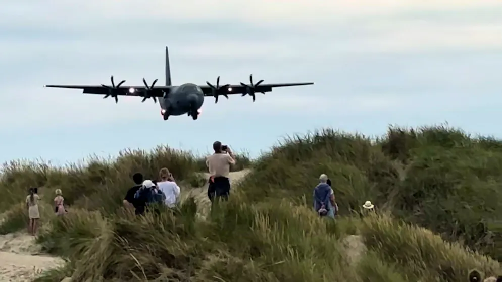 Spektakuläre Nato-Übung. Hier landet ein Militärtransporter auf einem Touristenstrand