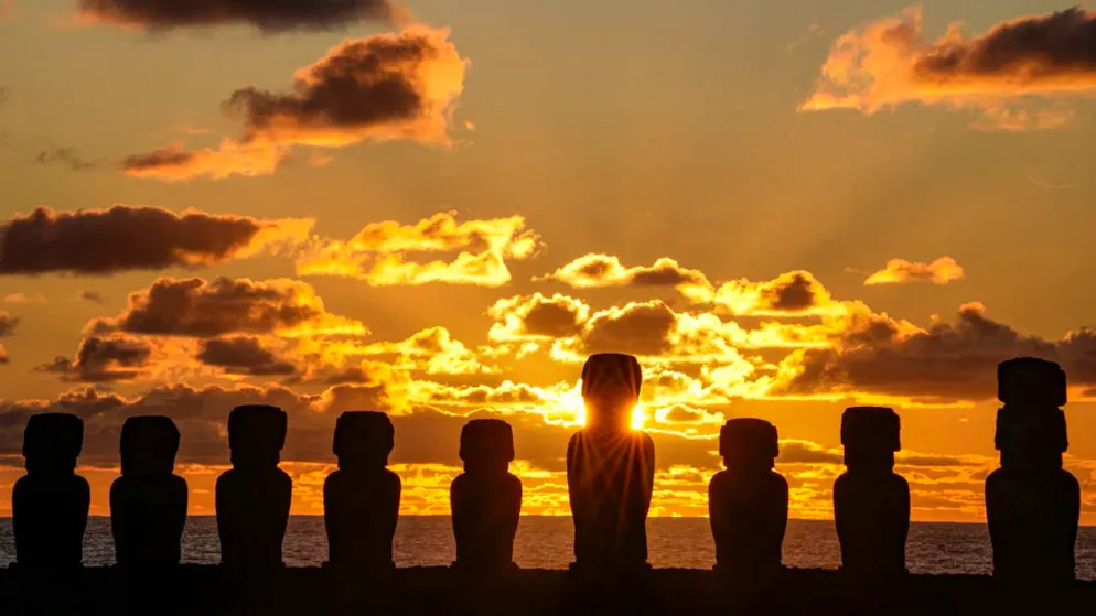 I moai, simboli dell'Isola di Pasqua, potrebbero essere a rischio a causa dei cambiamenti climatici.