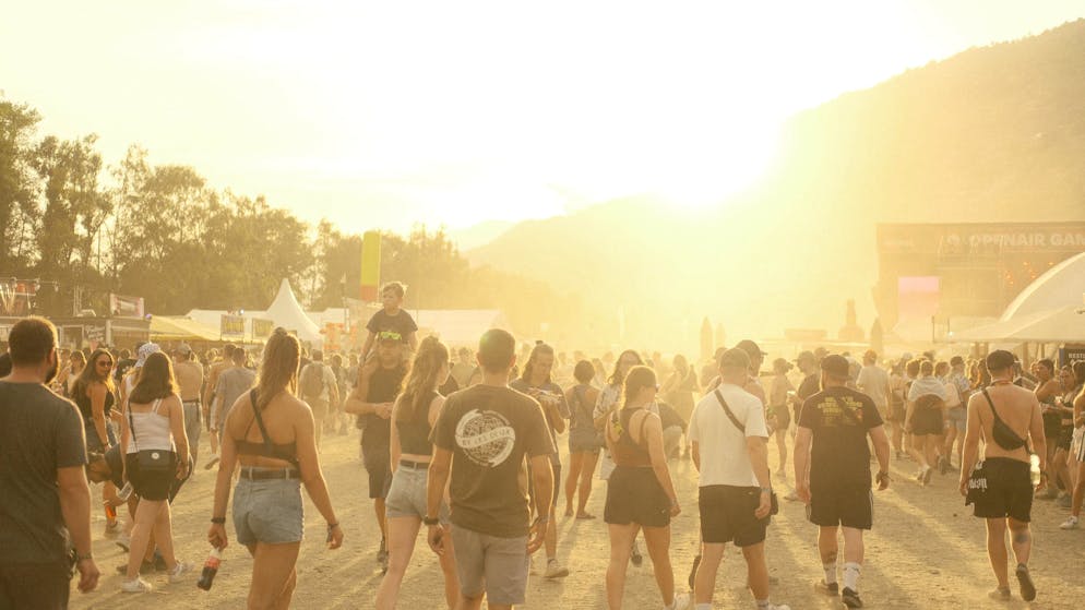 Als hätte jemand Gold vergossen: Abendstimmung auf dem Festivalgelände.
