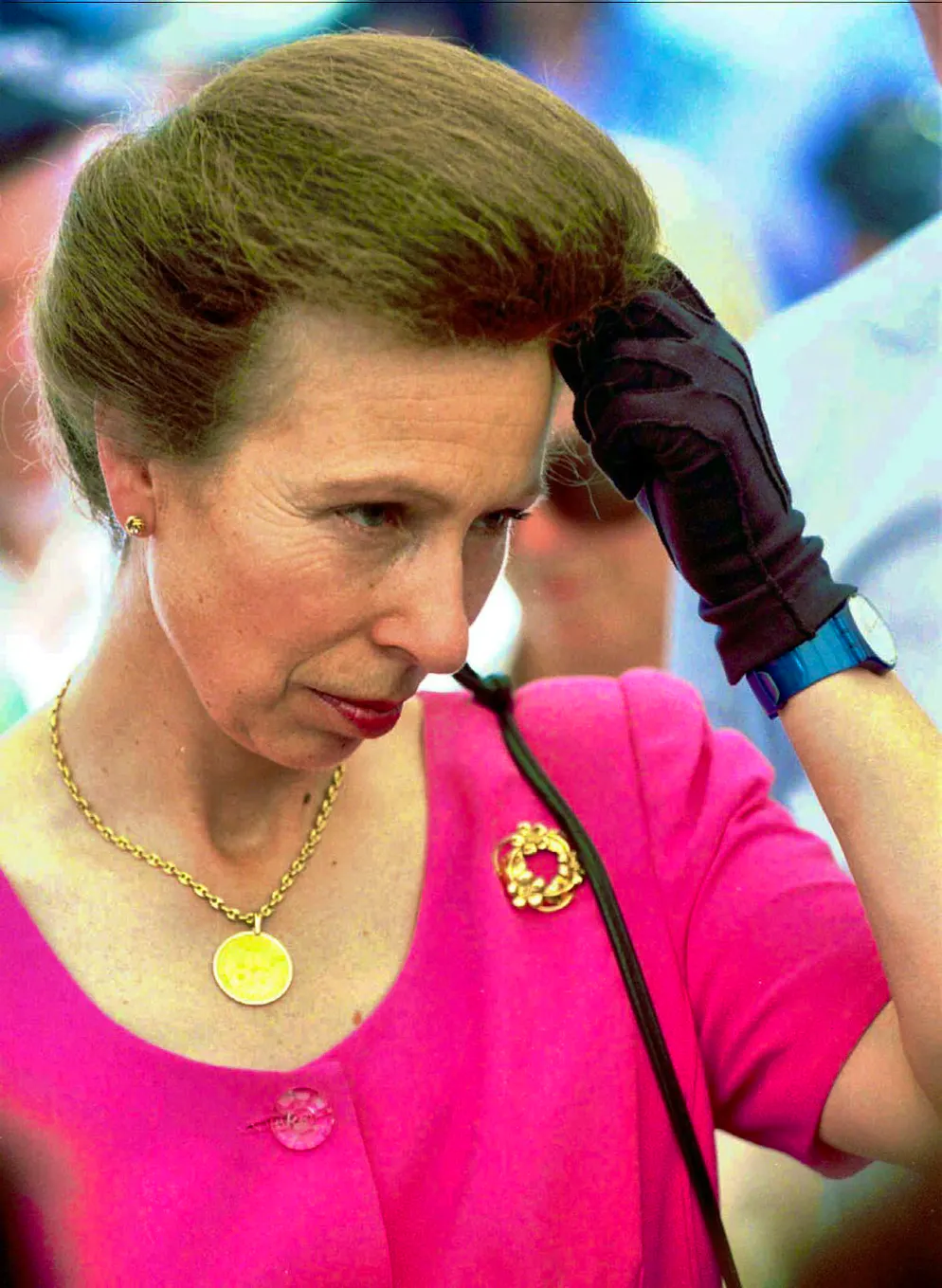 La principessa Anna: l'anti-trendsetter per eccellenza. Dicembre 1997, rosa confetto, taglio semplice... ma la cosa più importante rimane la stessa: il volume dei capelli continua a regnare sovrano.