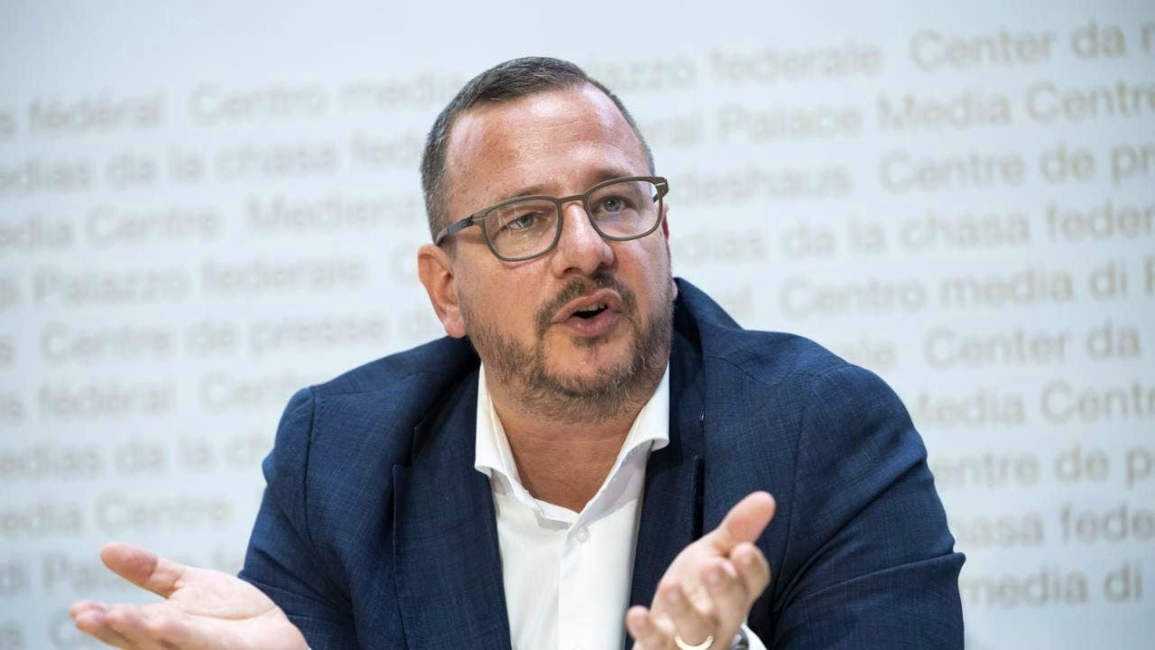 Political parties. Maya Bally and Yvonne Bürgin run for the chairmanship of the Center Party