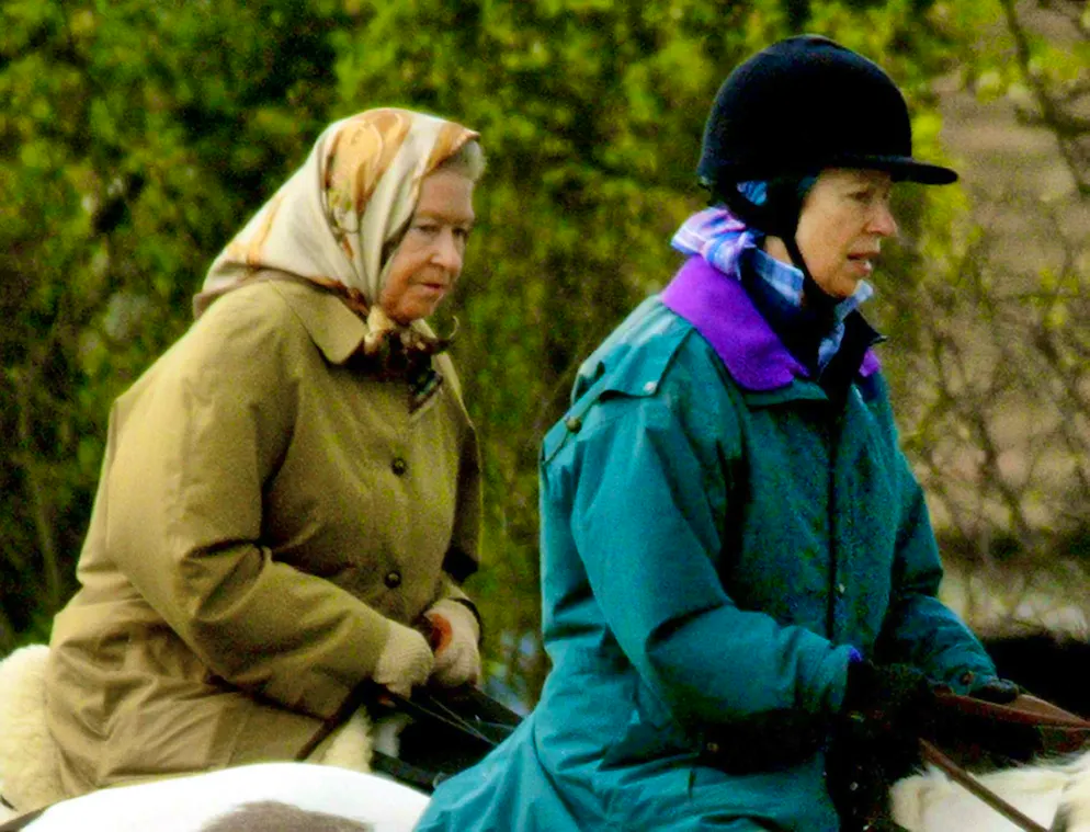 La principessa Anna: l'anti-trendsetter per eccellenza. A cavallo con la regina: Sua Maestà con un foulard chic, ed ecco Anne in modalità Jane Austen, pronta per la caccia... o per un TikTok?