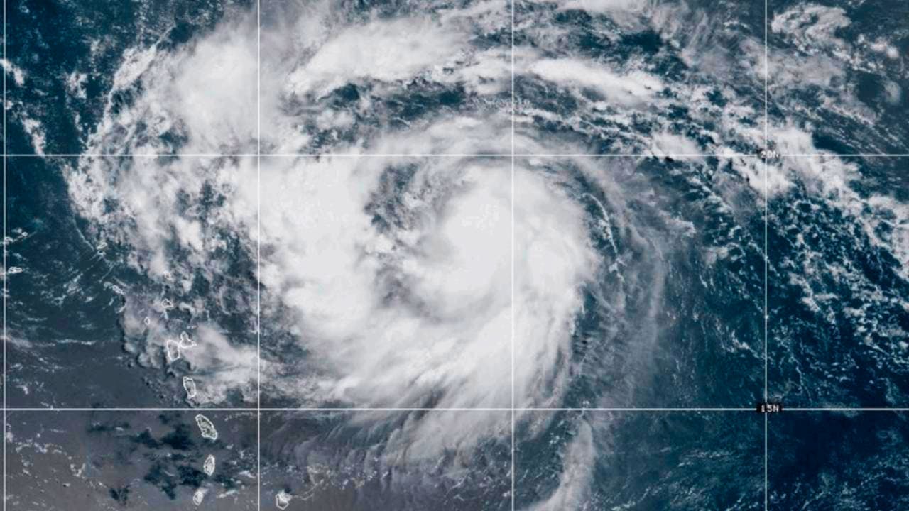 Amerikanische. Erster atlantischer Hurrikan der Saison bedroht Karibik