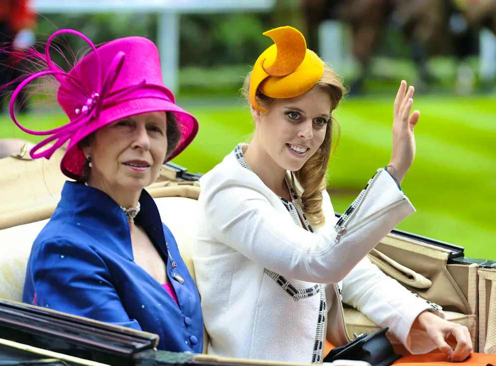 La principessa Anna: l'anti-trendsetter per eccellenza. Royal Ascot nel giugno 2014: minimalismo nell'abito, massimalismo nel cappello, un equilibrio regale!