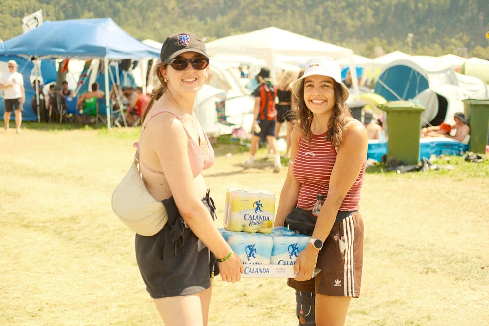 Regel Nummer Eins am Openair Gampel: Das Bier in der Hand darf nie lauwarm werden.
