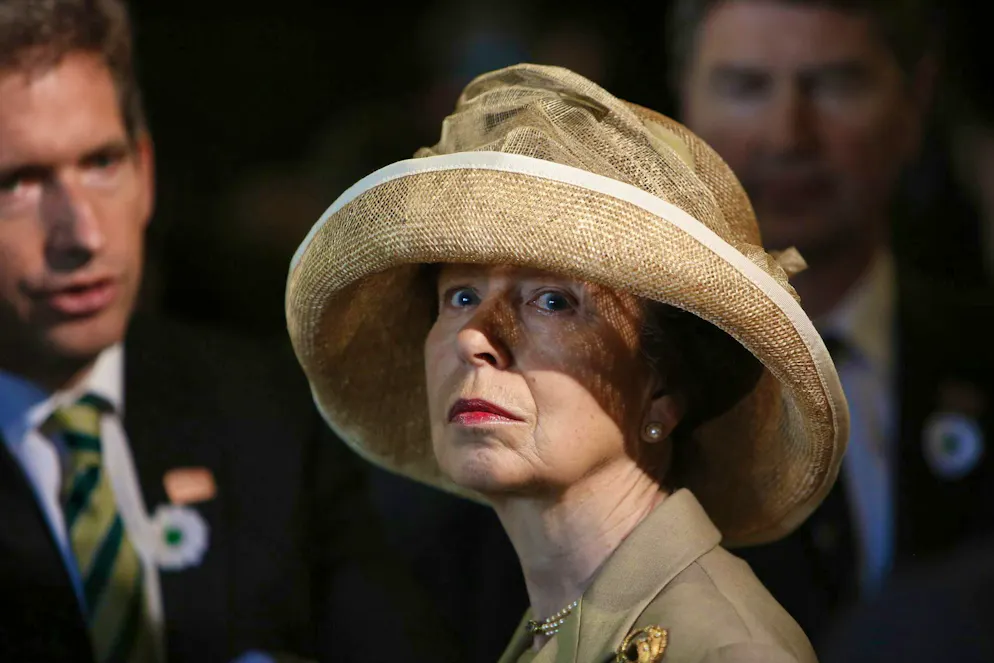 La principessa Anna: l'anti-trendsetter per eccellenza. Almeno sotto questo cappello c'è spazio per la sua voluminosa acconciatura.