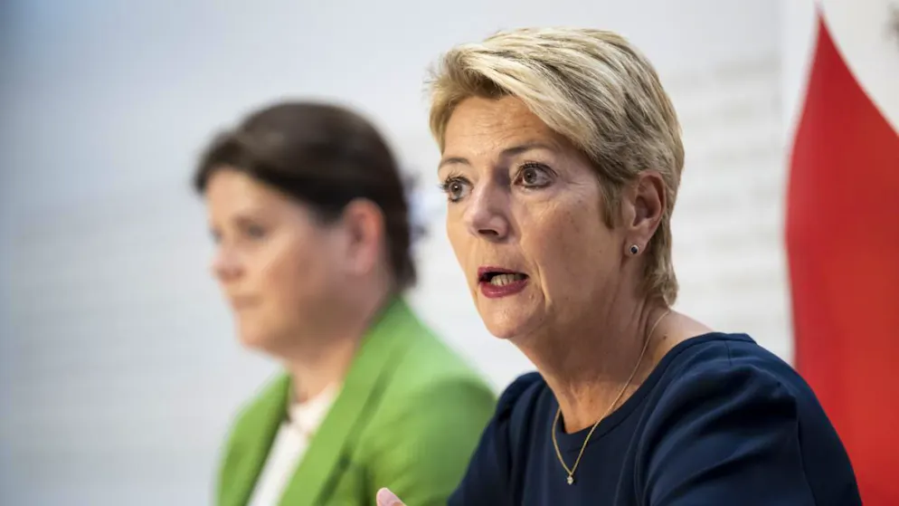 La presidente della Confederazione Karin Keller-Sutter mentre spiega le ragioni per votare a favore della nuova tassa immobiliare e dell'abolizione del valore locativo.