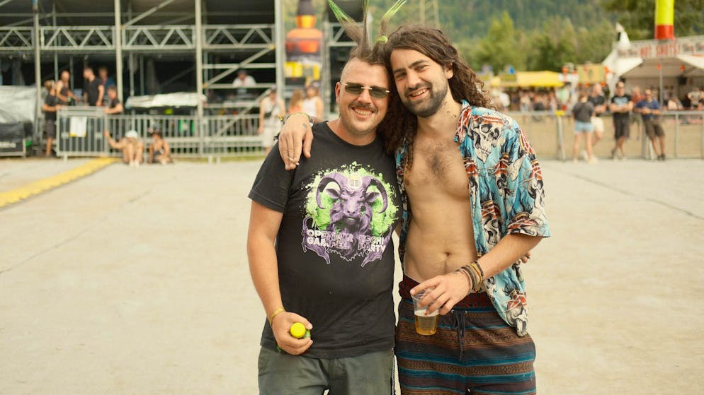 Diese zwei Fans freuen sich auf den morgigen Auftritt von Grossstadtgeflüster, aber eigentlich sei es «scheissegal, wer auf der Bühne stehe – Hauptsache Gampel».