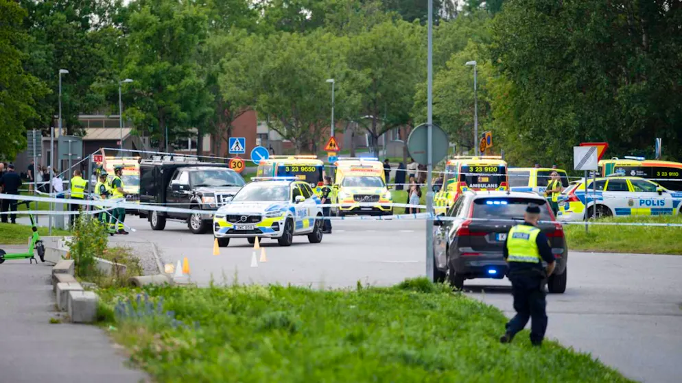 Polizei am Tatort vor einer Moschee. Foto: Filip Grönroos/TT NEWS AGENCY/AP/dpa