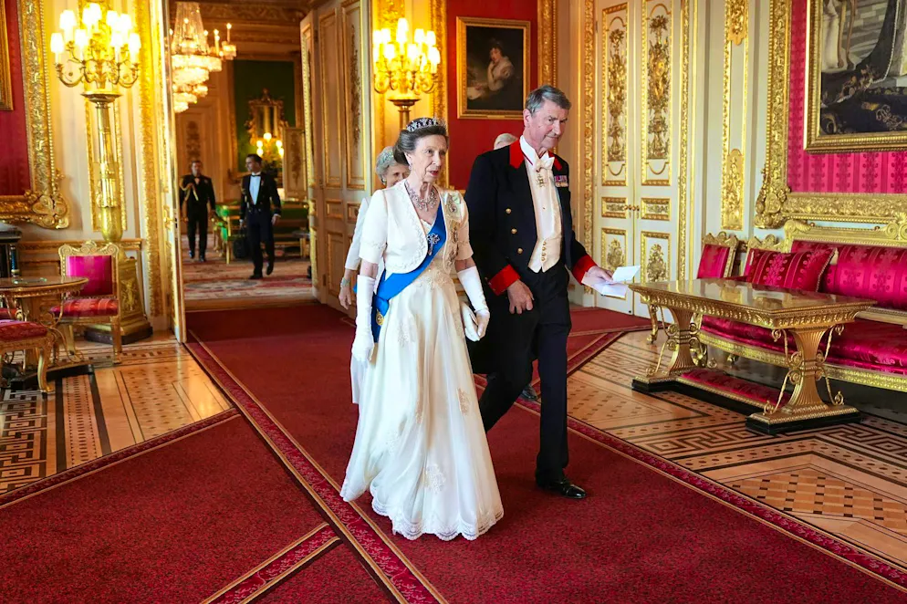 La principessa Anna: l'anti-trendsetter per eccellenza. Banchetto ufficiale al Castello di Windsor l'8 luglio 2025: la principessa Anna e suo marito Tim Lawrence. In occasione del 75° compleanno dell'unica figlia di Elisabetta II, il palazzo ha pubblicato sul suo account ufficiale di Instagram una foto della principessa in questa veste.