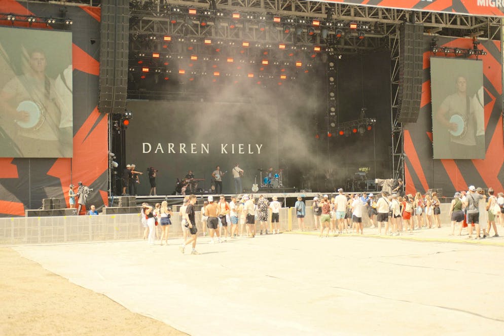 Der Platz vor der Bühne füllt sich langsam. Die ersten Bands spielen schon.