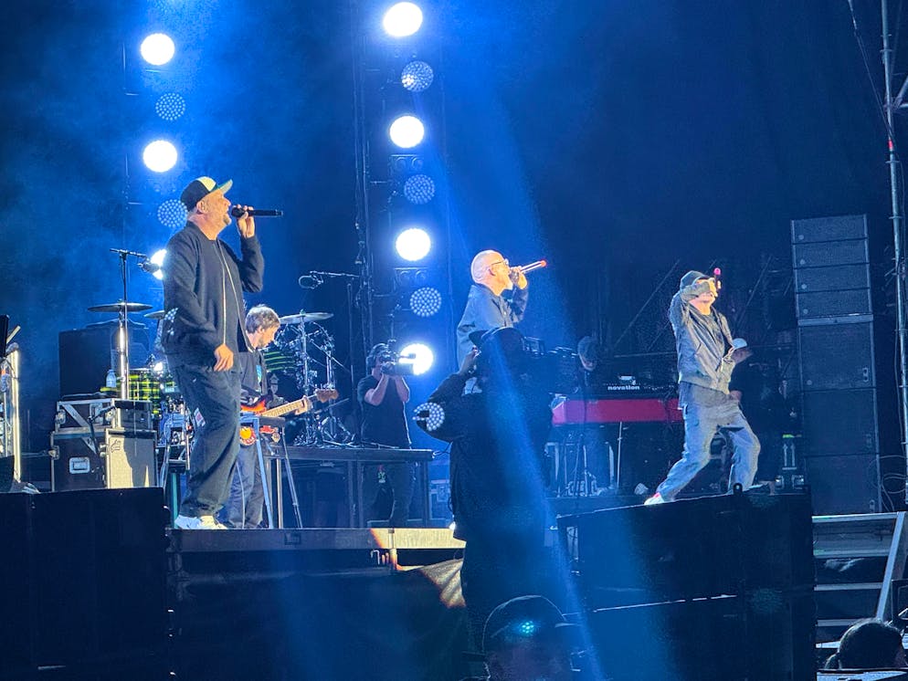 Die Jungs von Fanta 4 geben ihr Bestes kurz vor Mitternacht - und die Fans machen mit.