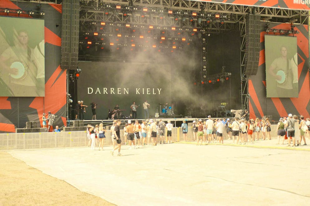 The space in front of the stage is slowly filling up. The first bands are already playing.