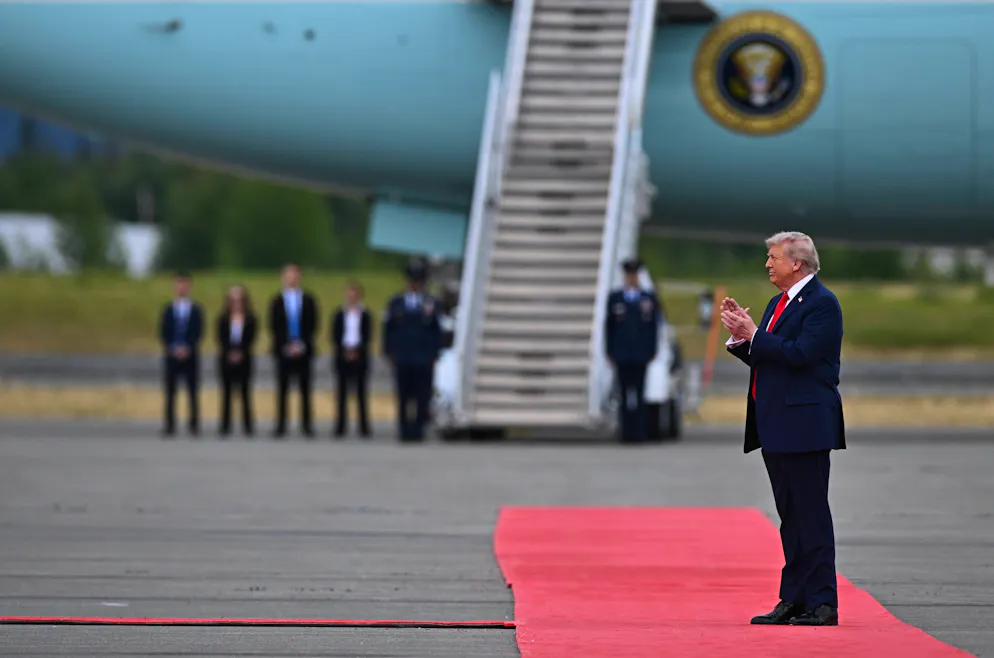 Donald Trump applaude Vladimir Putin al suo arrivo.