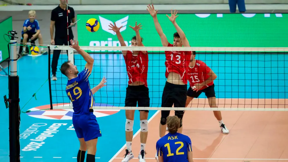 Die Schweizer Volleyballer, hier mit Fabrice Egger (links) und Simon Maag am Block, besiegen die Schweden in Winterthur