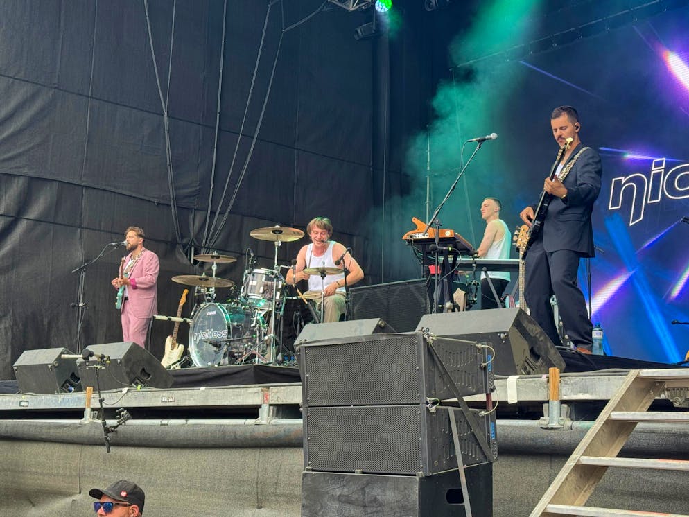 Nickless (fast nicht zu erkennen mit längeren Haaren). Er lobt die Fans, die bereits beim Soundcheck da waren.