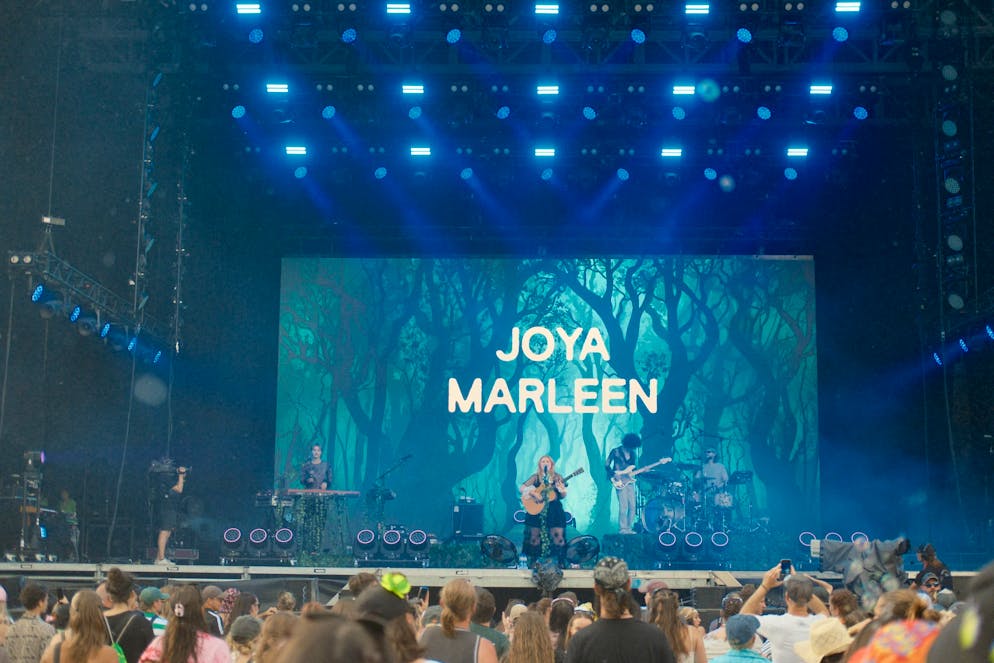 Das Publikum lässt sich vom einsetzenden Regen nicht aus der Fassung bringen. Im Gegenteil: Abkühlung ist nach den heissen Temperaturen willkommen.