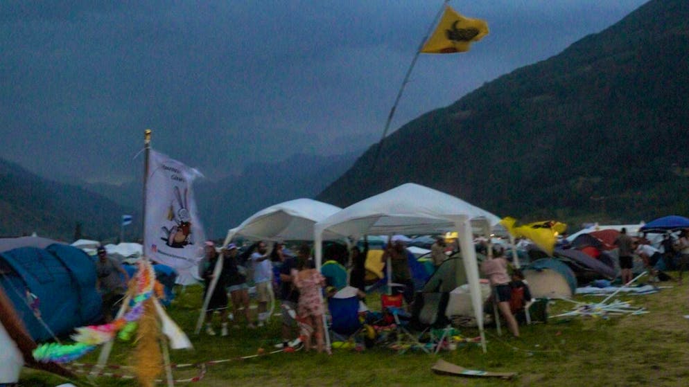 It's not going to fly away, is it? Everyone helps to keep the stand on the ground.