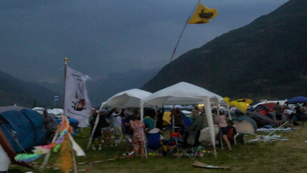 Er wird doch nicht davonfliegen? Alle helfen mit den Stand zu am Boden zu halten.