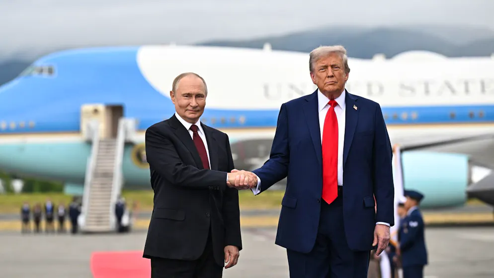 «Next time in Moscow». Tappeto rosso per Putin in Alaska, Trump riabilita lo zar