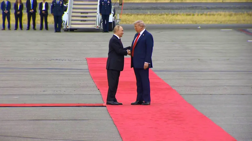 Putin ricevuto addirittura col tappeto rosso sulla pista d'atterraggio.