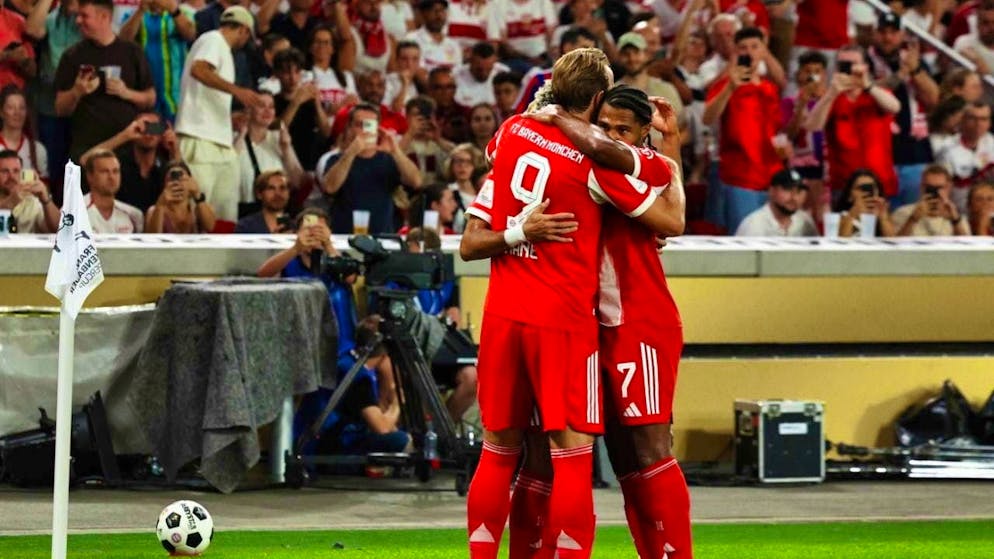 Harry Kane, Serge Gnabry and Luis Diaz celebrate Bayern Munich's second goal