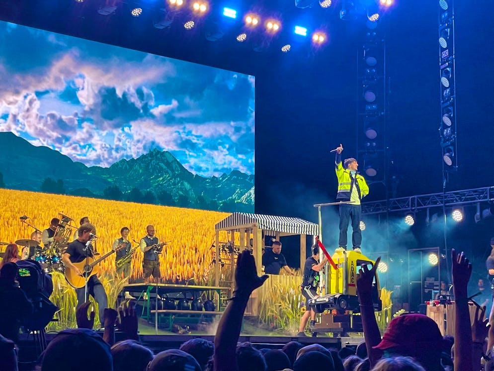 Tream really put their foot down. The audience loves it.