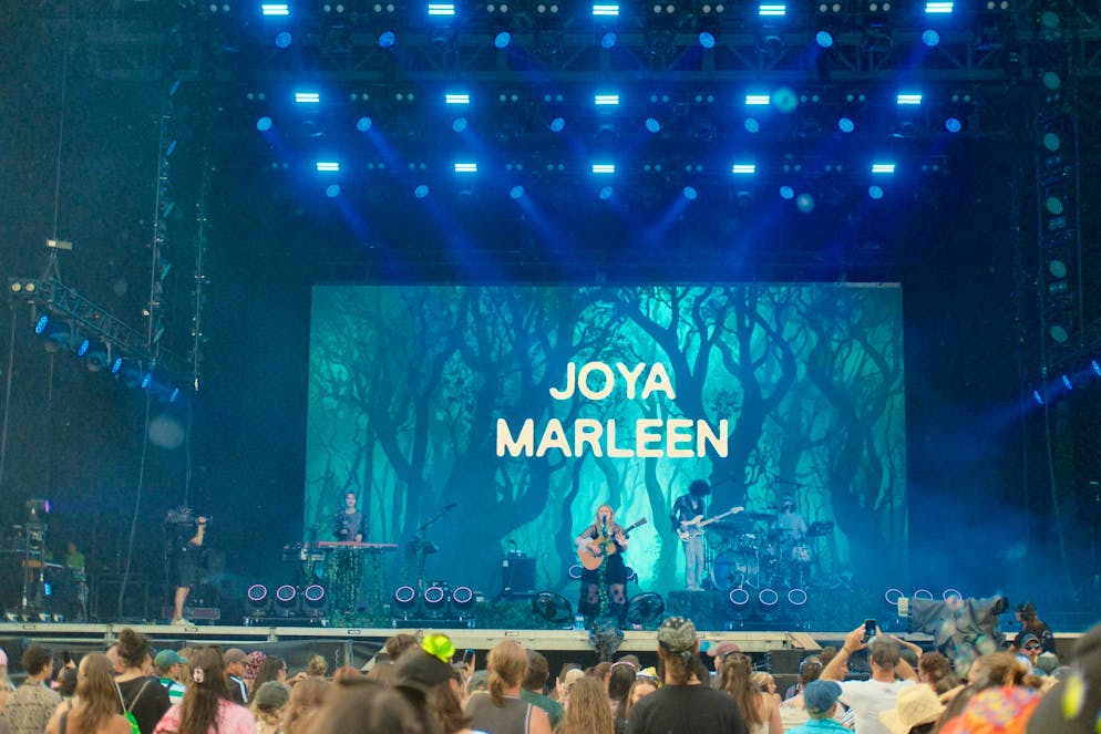 The audience is not put off by the onset of rain. On the contrary: cooling off after the hot temperatures is welcome.