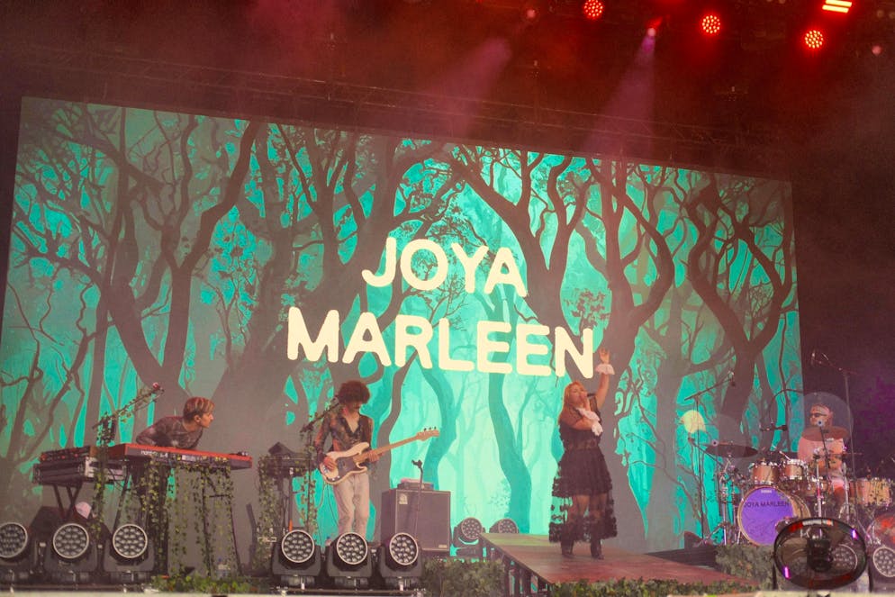 The young Swiss artist Joya Marleen inspires with her unique voice.