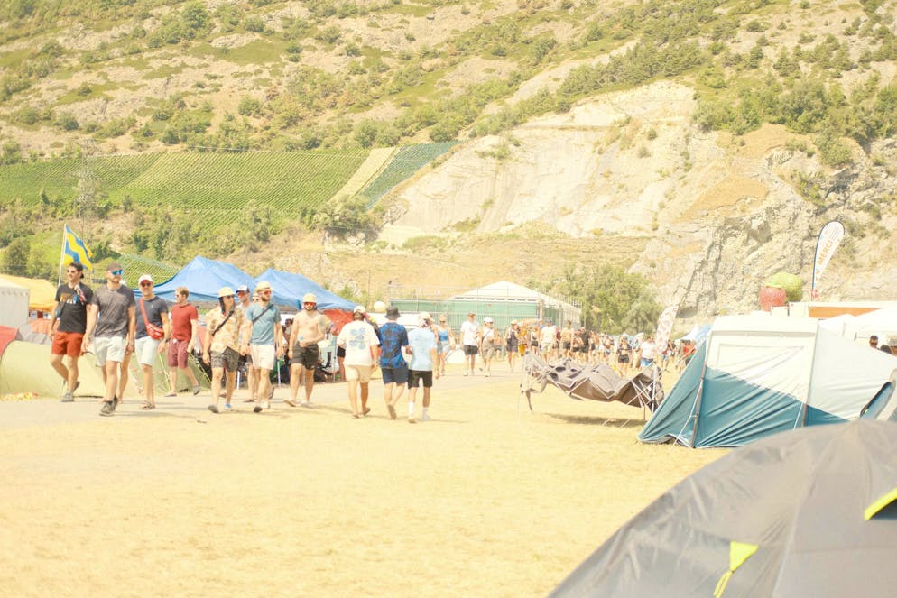 Trotz Kater nach der Partynacht sind viele tapfer auf dem Weg zu den neuen Acts von heute.