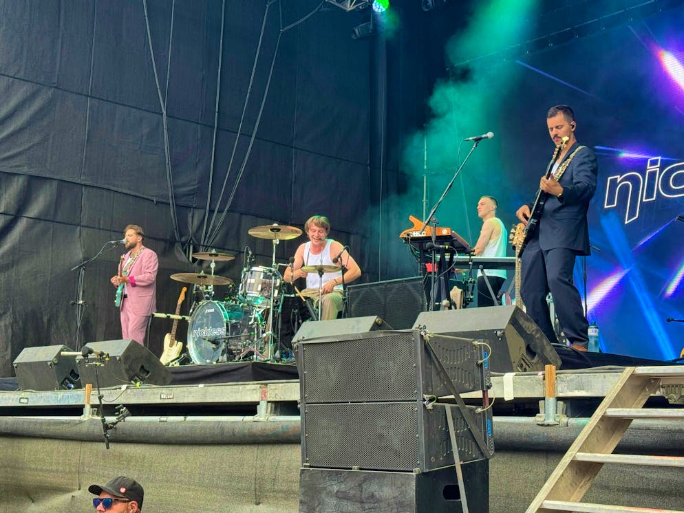 Nickless (almost unrecognizable with longer hair). He praises the fans who were already there at the soundcheck.