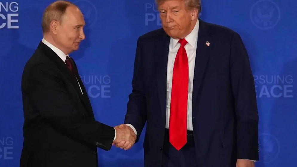 RECROP - US-Präsident Donald Trump (r) schüttelt die Hand des russischen Präsidenten Wladimir Putin während einer gemeinsamen Pressekonferenz auf der Joint Base Elmendorf-Richardson, Alaska. Foto: Jae C. Hong/AP/dpa