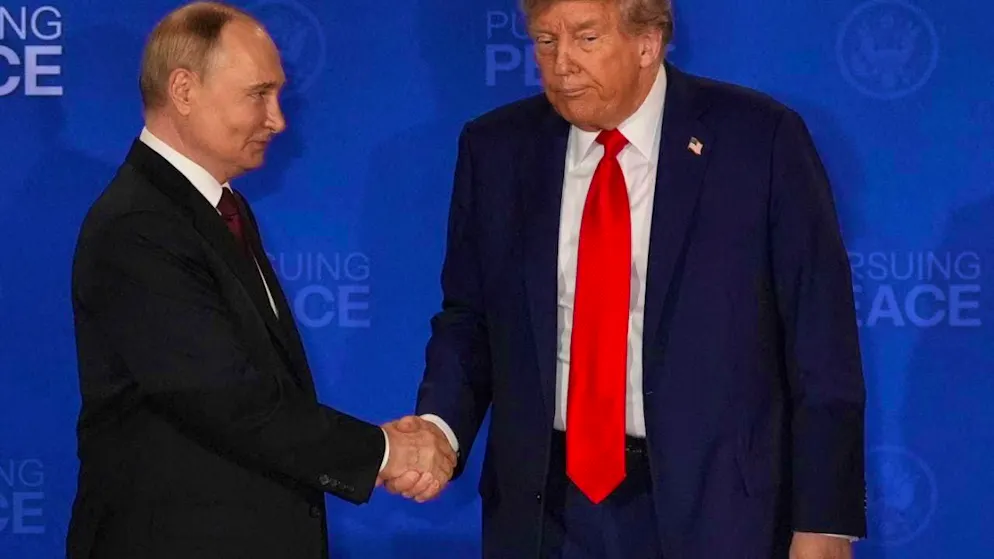 RECROP - U.S. President Donald Trump (r) shakes hands with Russian President Vladimir Putin during a joint news conference at Joint Base Elmendorf-Richardson, Alaska. Photo: Jae C. Hong/AP/dpa