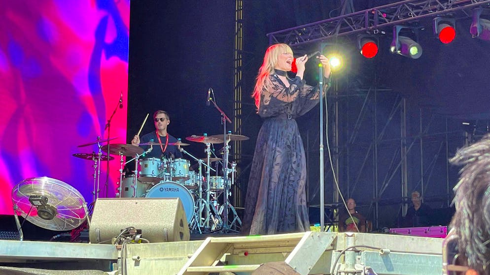 Natasha Bedingfield shows off her skills.