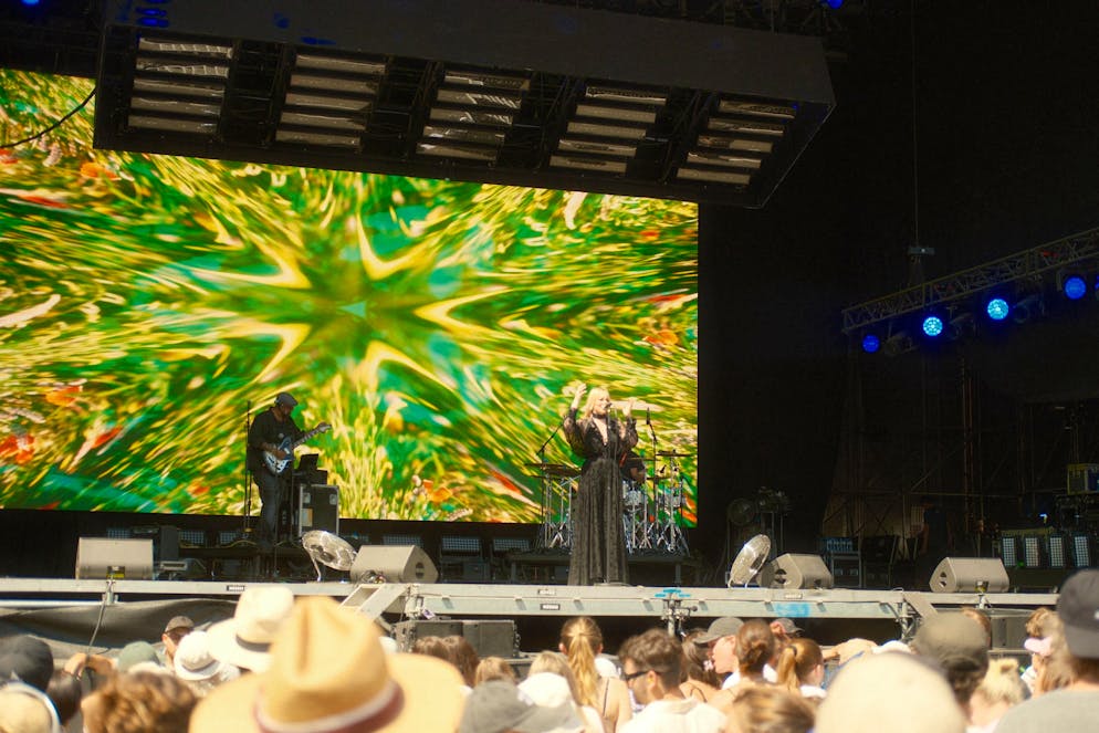 Greller Hintergrund, tolle Musik.