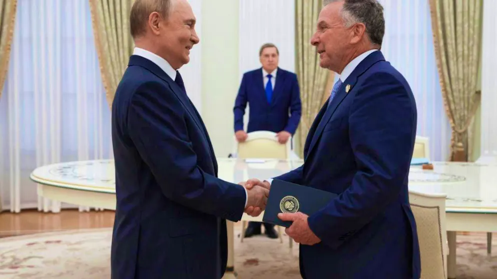 ARCHIVE - Vladimir Putin (l) and Steve Witkoff (r) shake hands (archive photo). Photo: Gavriil Grigorov/Pool Sputnik Kremlin/AP/dpa