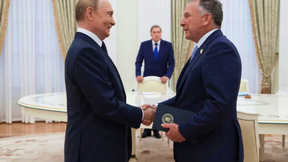 ARCHIV - Wladimir Putin (l) und Steve Witkoff (r) reichen sich die Hände (Archivbild). Foto: Gavriil Grigorov/Pool Sputnik Kremlin/AP/dpa