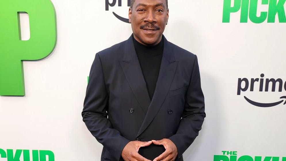 Ecco cos'è successo. I giovani lo provocano sul set, Eddie Murphy risponde: «Vecchio a chi?»