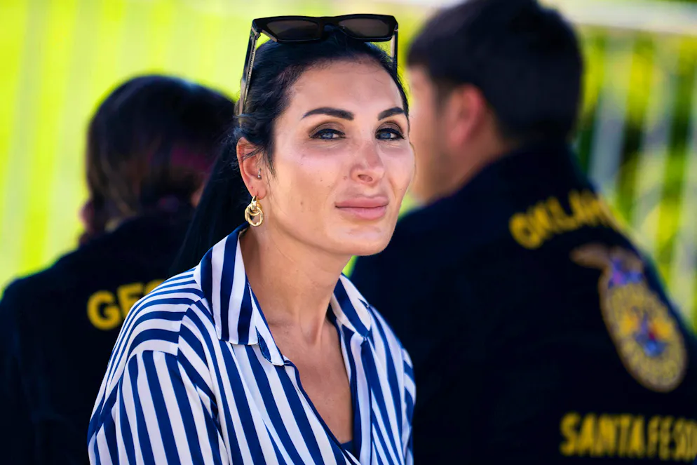 Laura Loomer, influencer di estrema destra, è dietro questa decisione. La sua influenza sull'amministrazione Trump è significativa.
