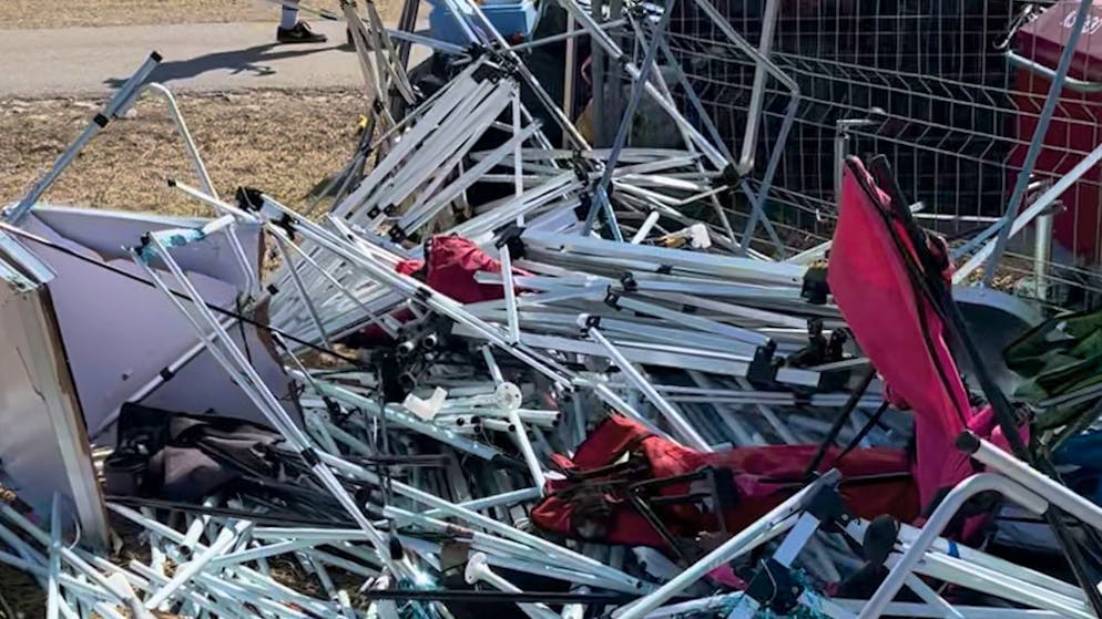 Zerstörte Zelte bleiben liegen.